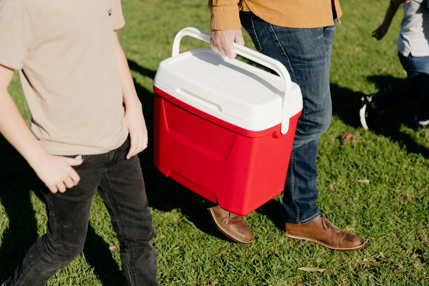 28 QT Outdoor Picnic Camping Cooler with Swing-Away Handle for Easy One-Hand Carrying Perfect for Picnics Camping and Parties